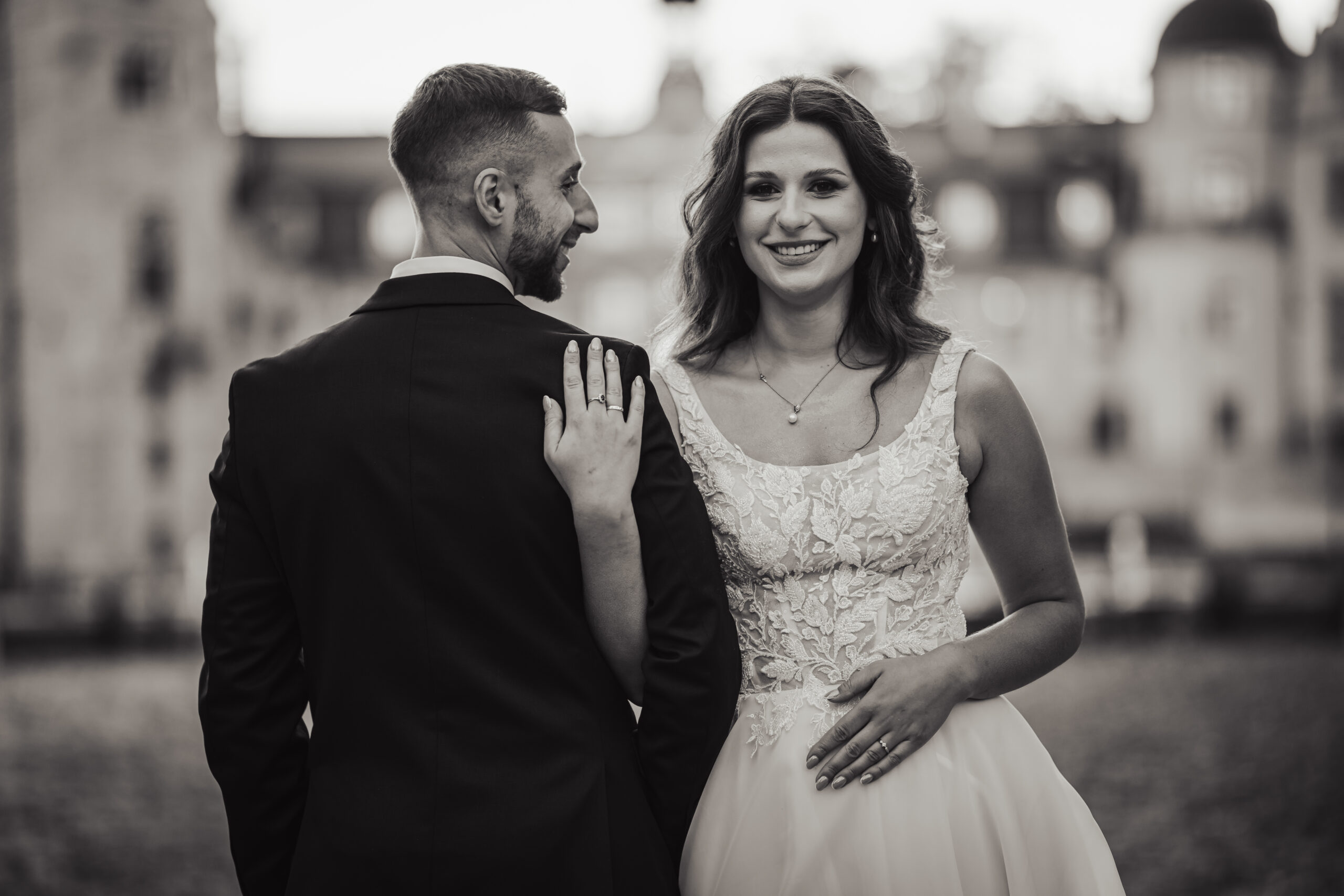 Zdjęcie ślubne Tychy – czarno-biały, intymny portret pary młodej w obiektywie fotografa ślubnego.