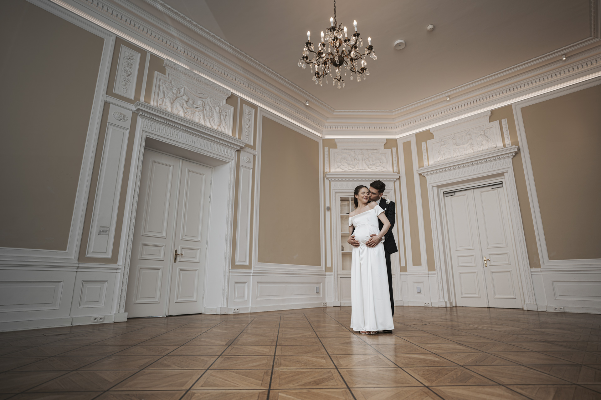 Fotograf na ślub z Katowic – para młoda pozująca w eleganckim, jasnym pomieszczeniu przed weselem.