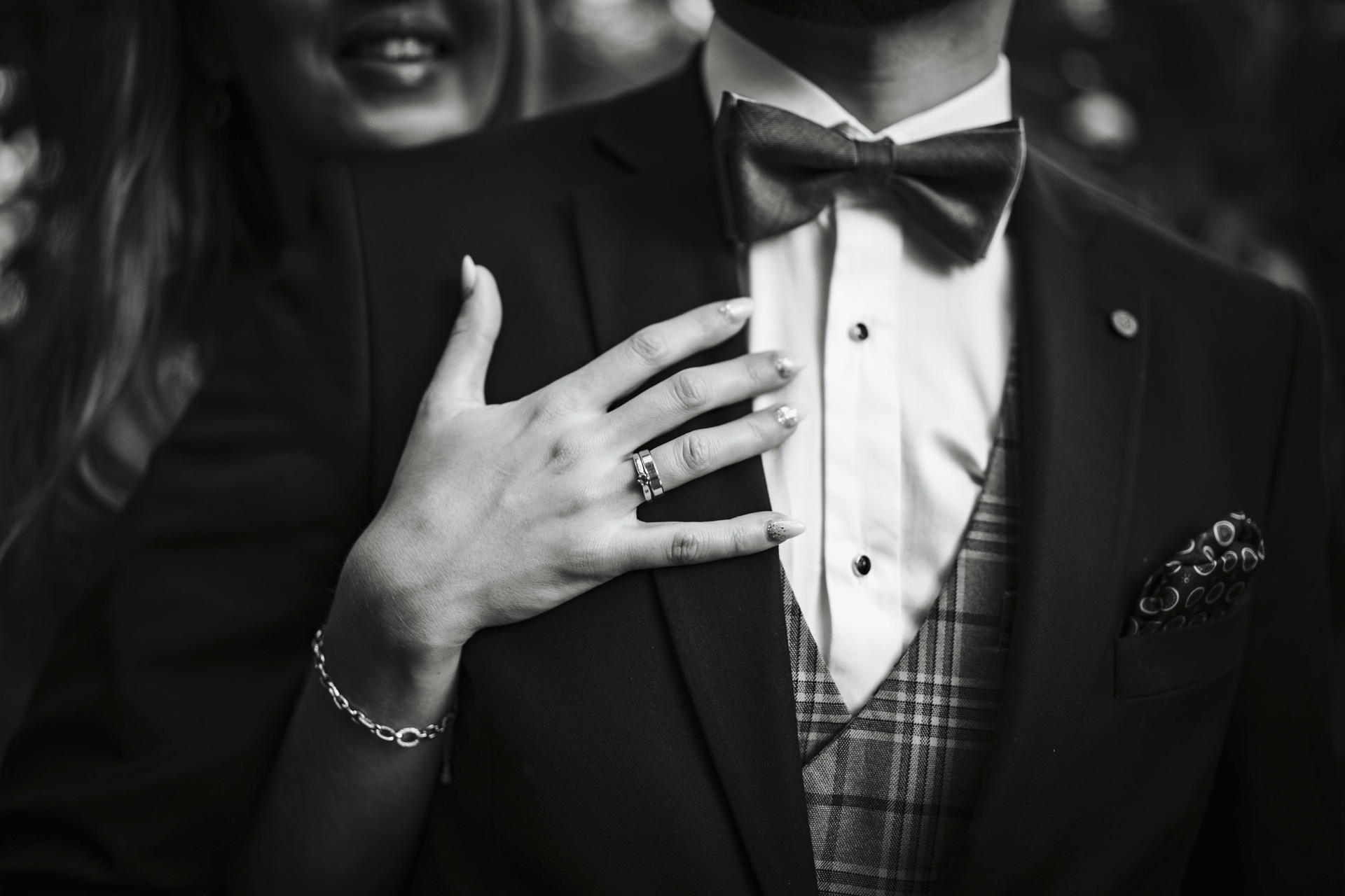 Fotograf na wesele Tarnowskie Góry – stylowy detal ślubny, zbliżenie na garnitur pana młodego