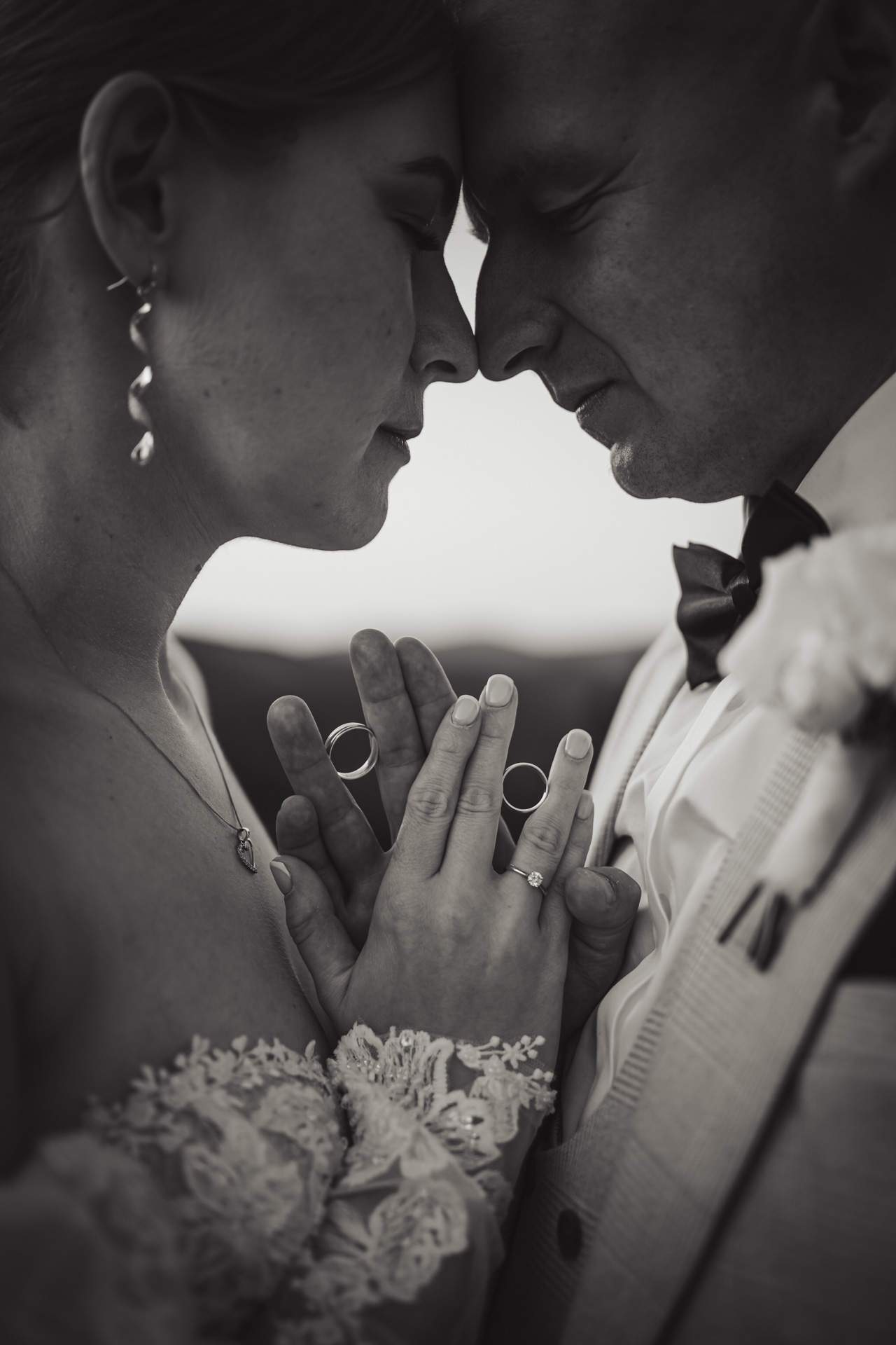 Fotograf ślubny Bytom – nastrojowy, bliski portret pary młodej w ciepłej tonacji, skupiony na emocjach.