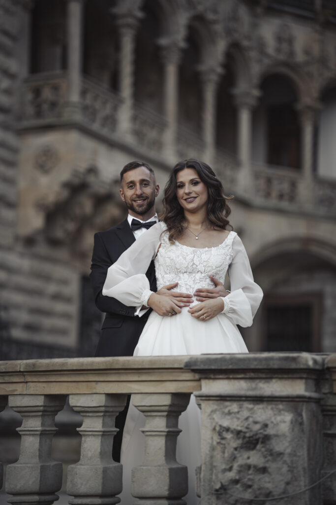 Fotograf ślubny Gliwice – para młoda pozująca na tle zabytkowej architektury podczas sesji plenerowej.