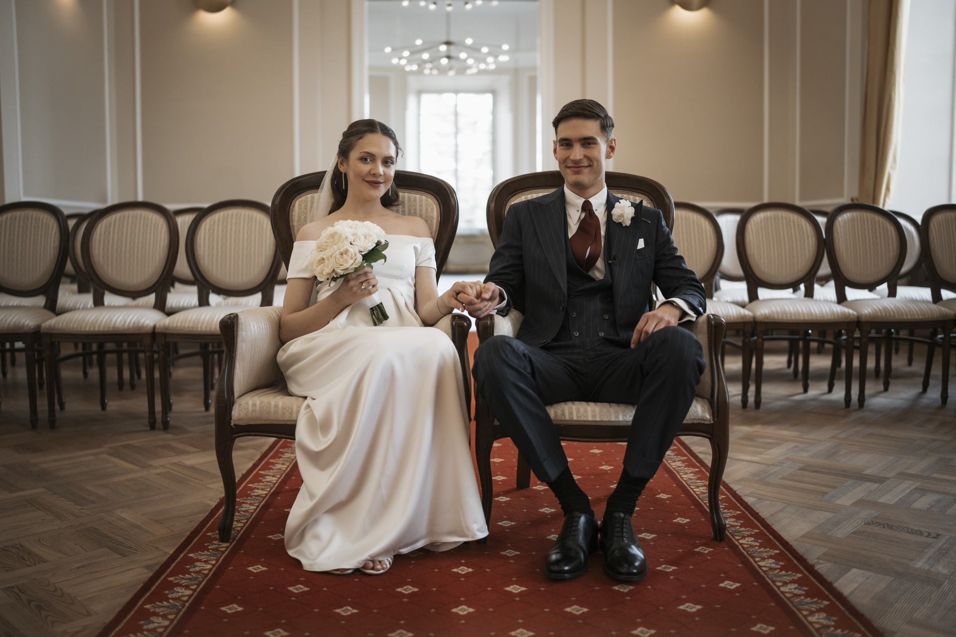 Fotograf na wesele Mikołów – para młoda podczas uroczystego obiadu w eleganckiej sali bankietowej.