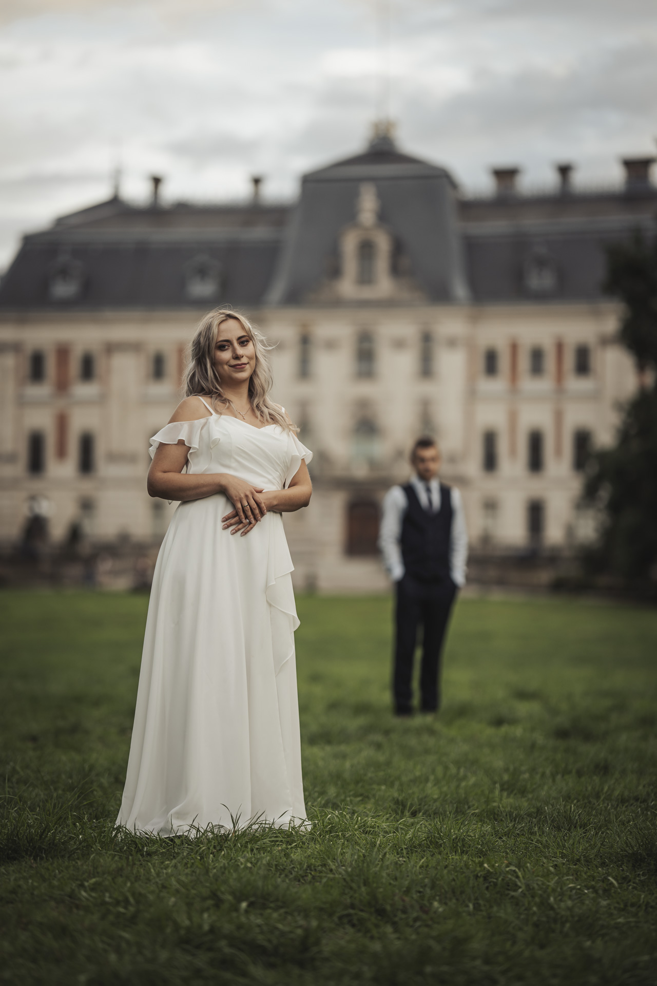 Sesja ślubna Piekary Śląskie – para młoda w plenerze przed zabytkowym pałacem, panna młoda na pierwszym planie.