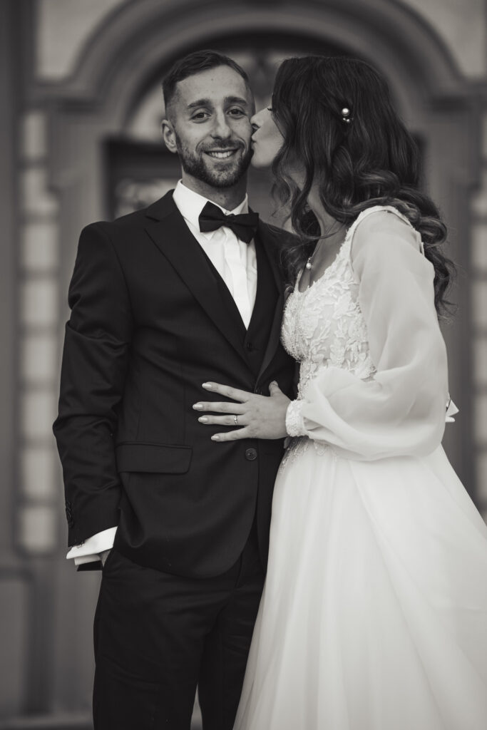 Fotografia ślubna Gliwice – czarno-biały portret nowożeńców ukazujący bliskość i klasyczną elegancję.