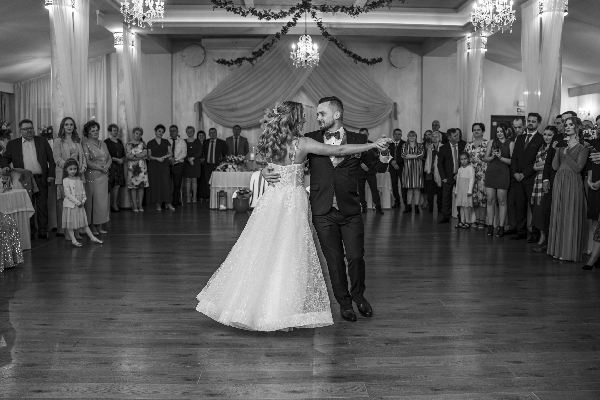 Fotografia ślubna Gliwice – para młoda podczas pierwszego tańca na eleganckiej sali weselnej.