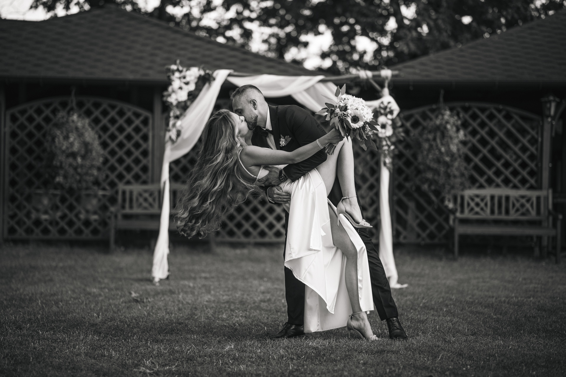 Fotografia ślubna Katowice – portret pary młodej w plenerze, romantyczne ujęcie o zachodzie słońca.