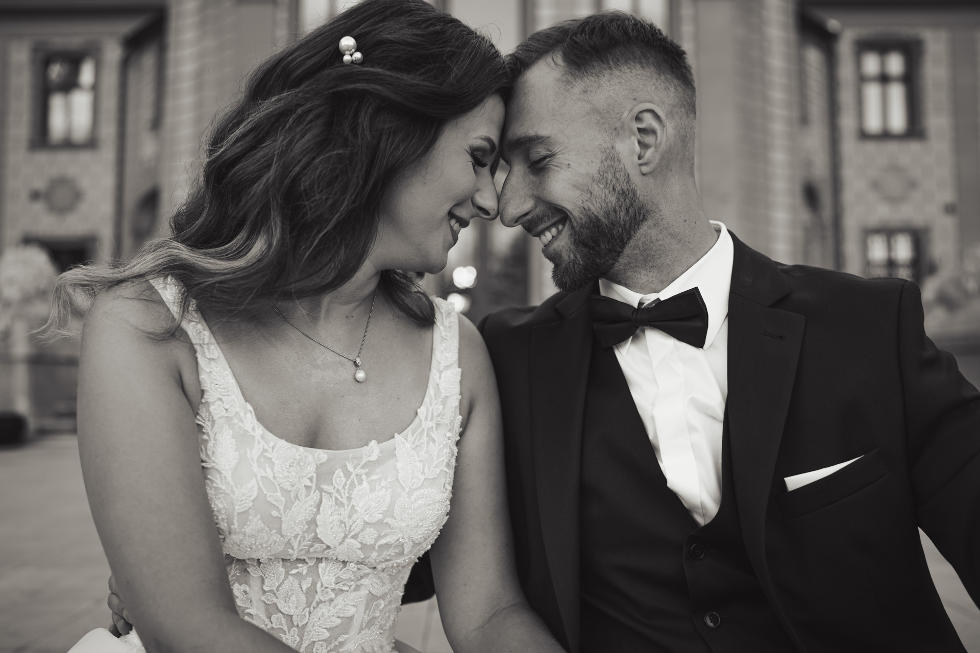 Fotografia ślubna Mikołów – emocjonalny portret nowożeńców w czarno-białej estetyce reportażowej.