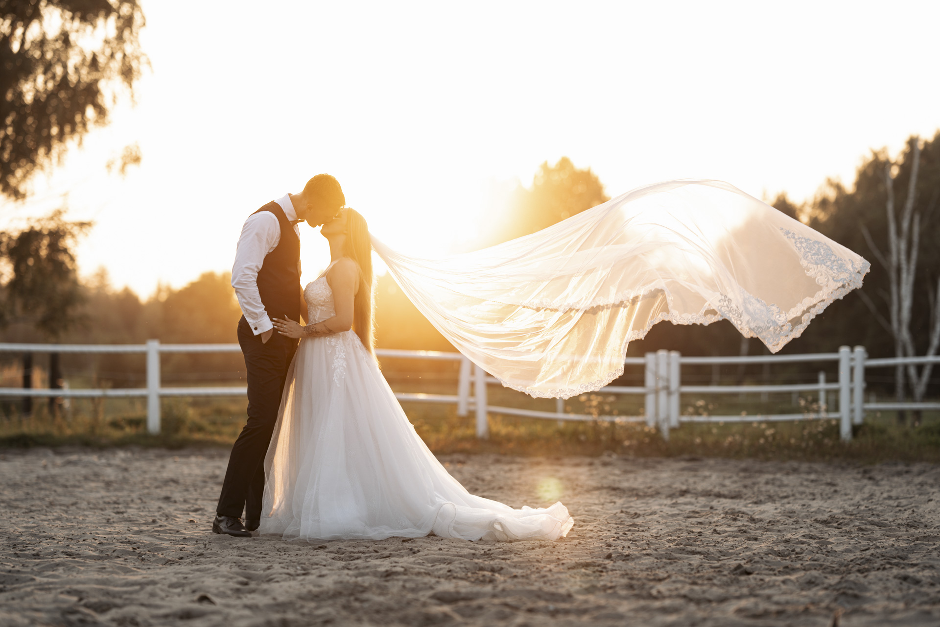 Fotografia ślubna Świętochłowice – sesja plenerowa pary młodej o zachodzie słońca, klimat boho.