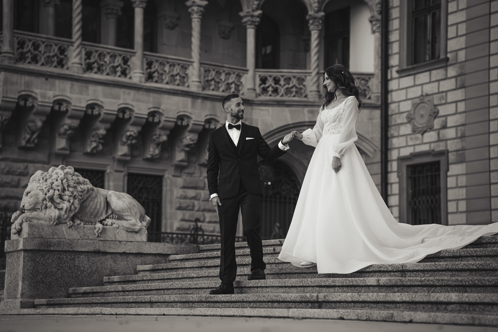 Plener ślubny Świętochłowice – czarno-białe zdjęcie nowożeńców na schodach zabytkowej rezydencji.