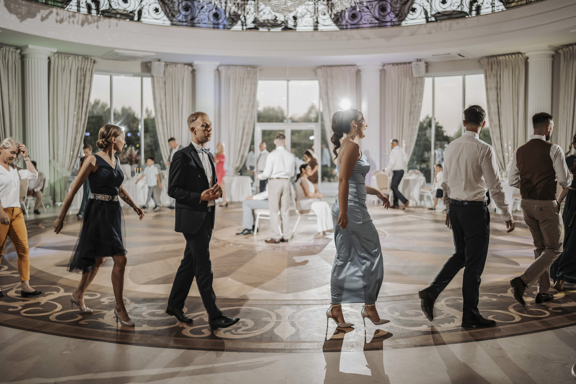 Reportaż ślubny Czeladź – Ela i Tomek z gośćmi podczas radosnej zabawy weselnej na sali.