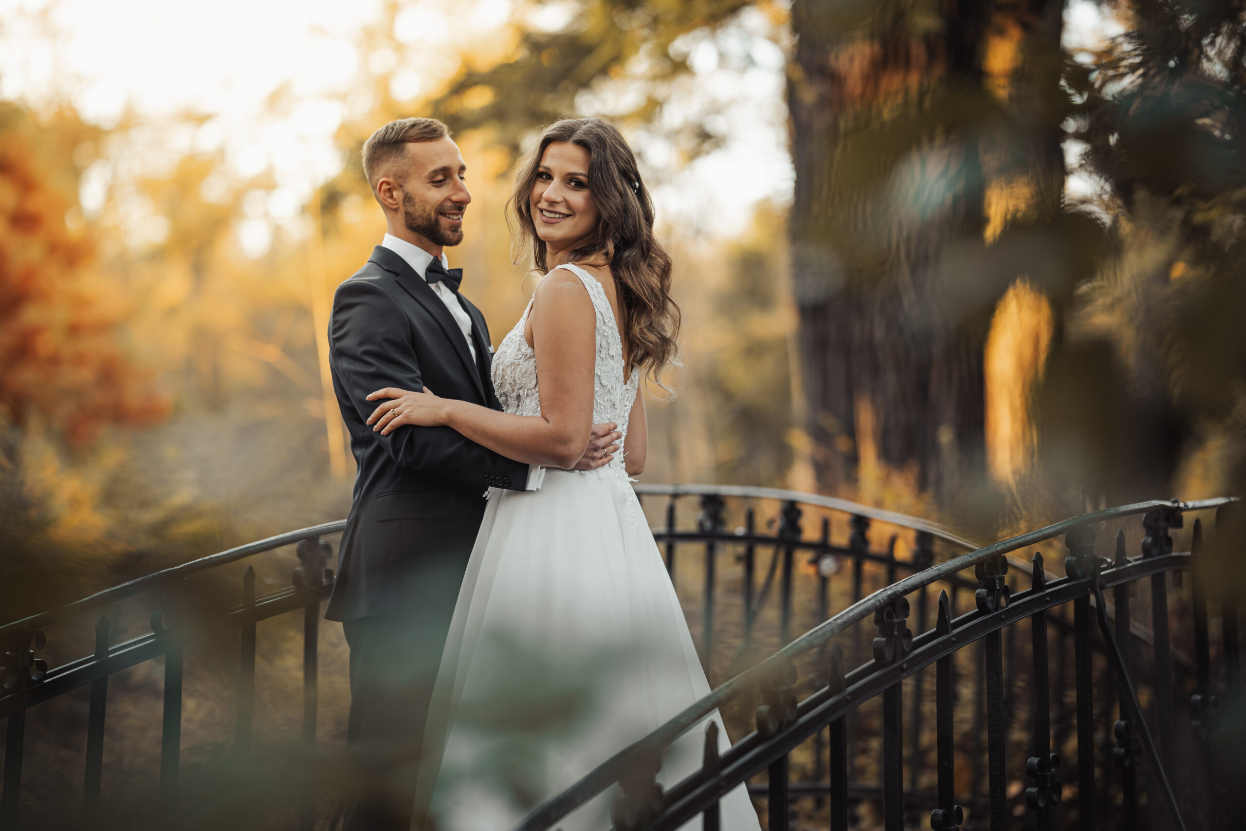 Fotograf ślubny mikołów – para młoda na moście podczas romantycznego pleneru w jesiennej scenerii.