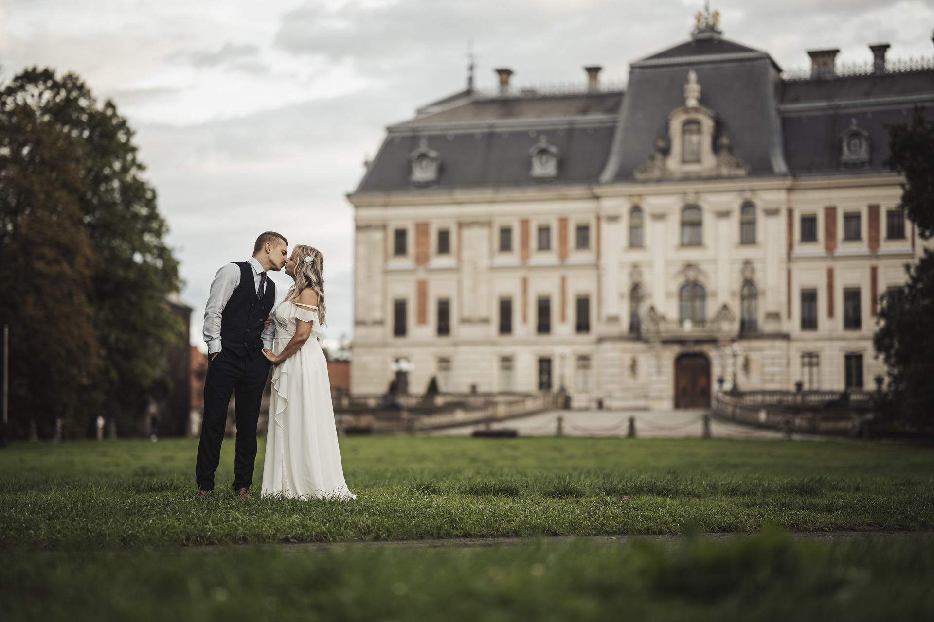 Sesja plenerowa pary młodej przed pałacem – Anika i Adam, profesjonalna fotografia ślubna Chorzów.