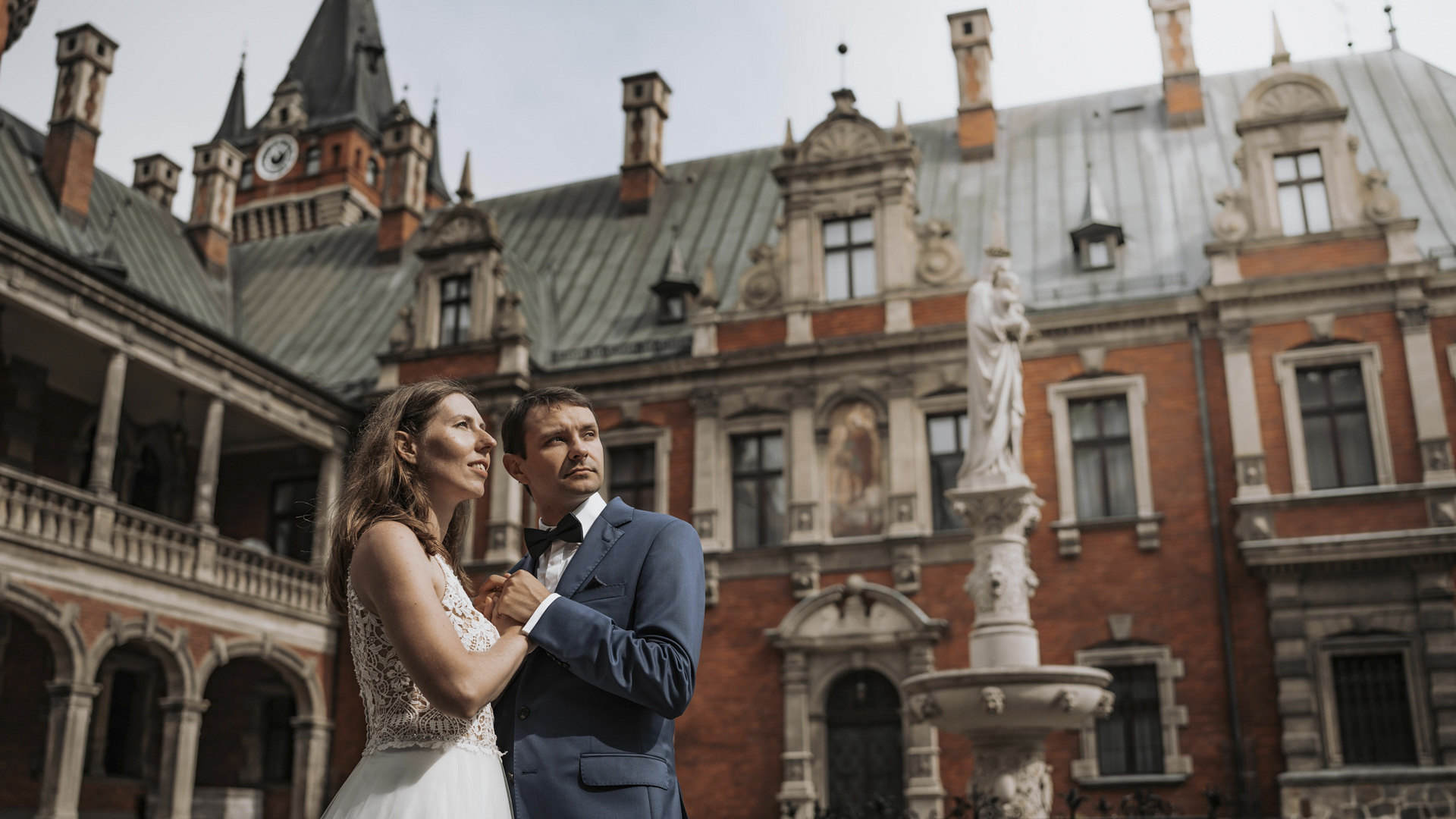 Sesja plenerowa pary młodej w Jaworznie – romantyczne ujęcie na tle zabytkowej architektury.