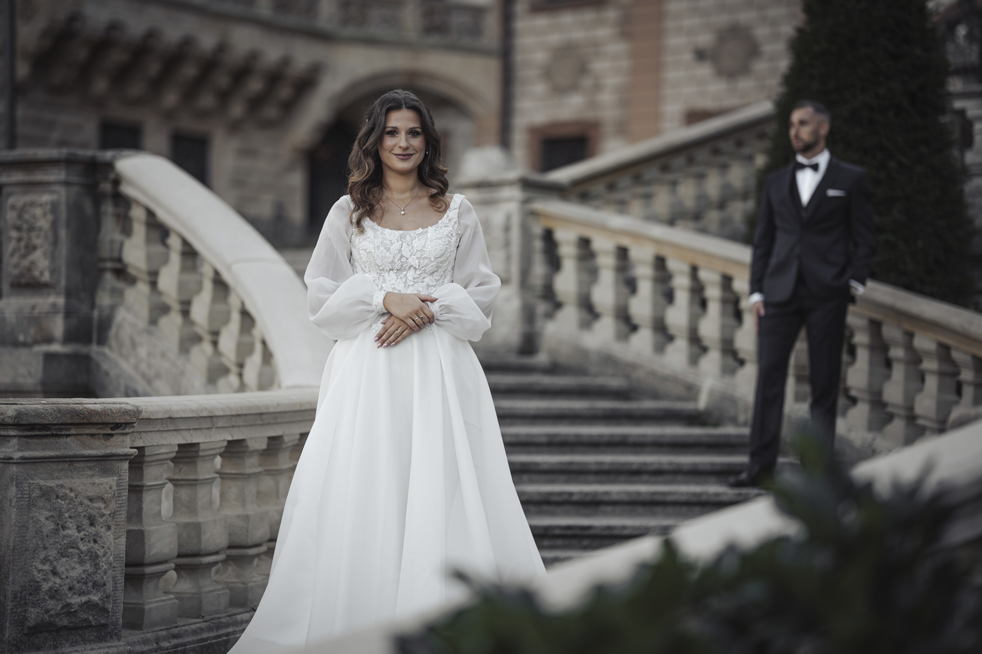 Elegancka sesja poślubna Patrycji i Tomasza na schodach rezydencji – fotografia ślubna Bytom.