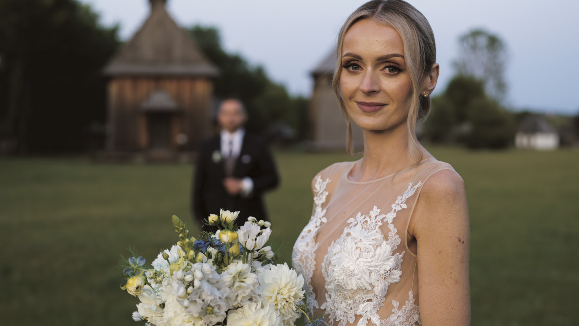 Sesja ślubna Czeladź – Ola i Andrzej w romantycznym ujęciu plenerowym, czarno-biała fotografia.