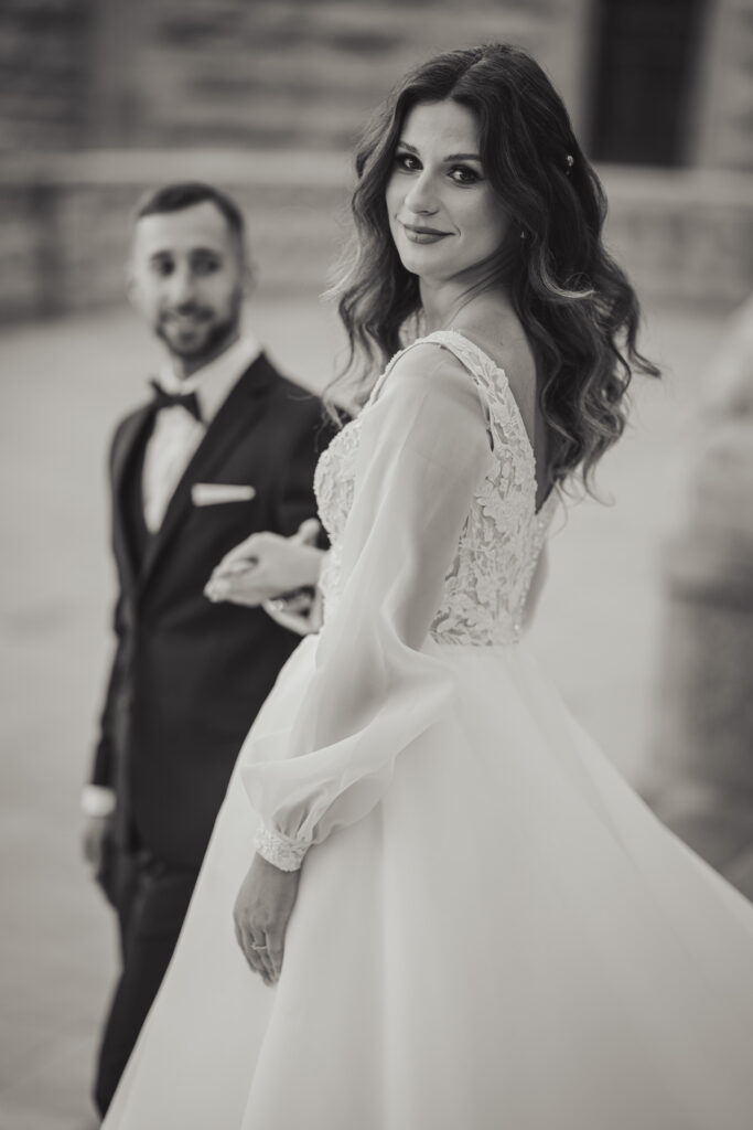 Sesja ślubna Gliwice – artystyczny, czarno-biały portret panny młodej w długiej sukni ślubnej.