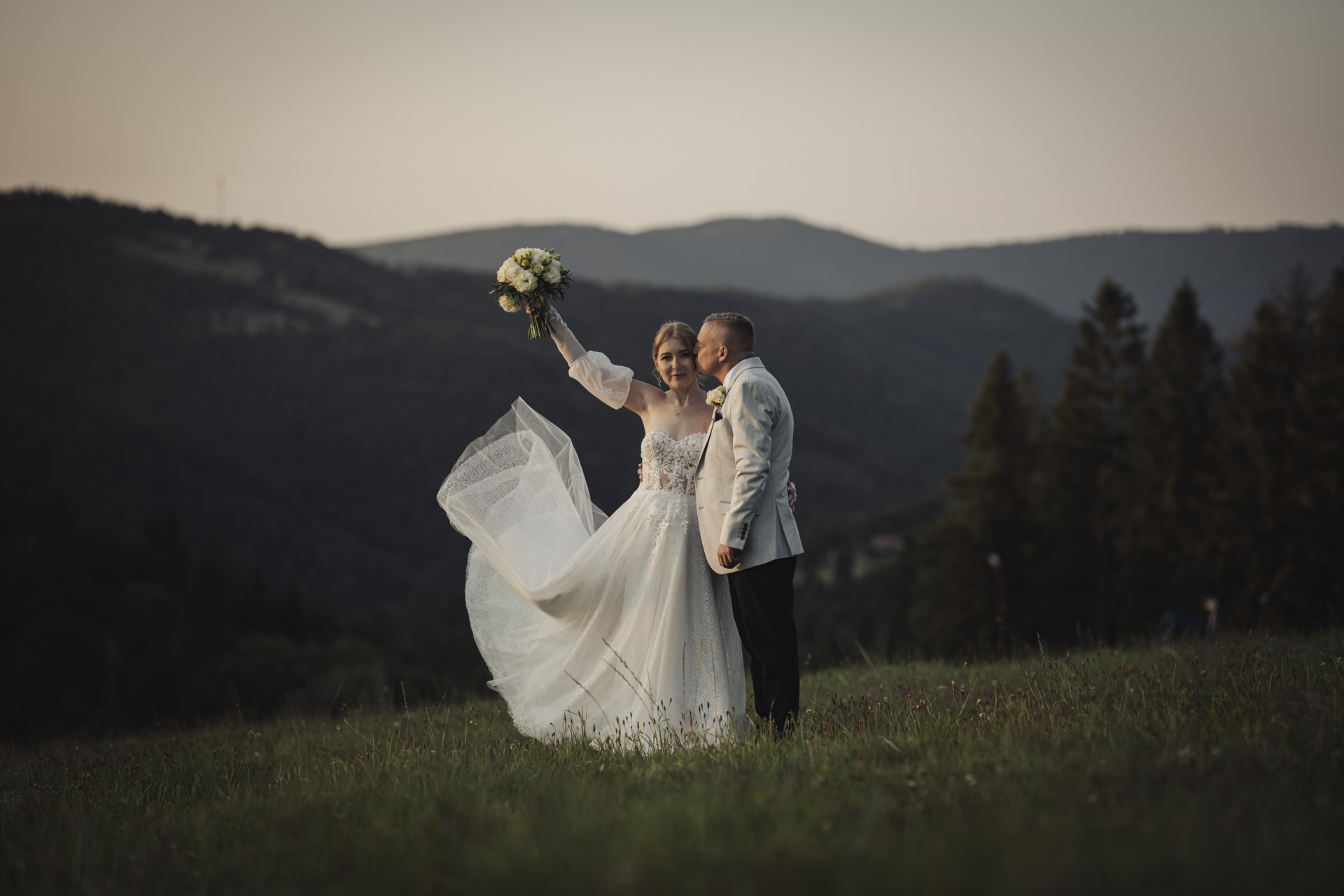 Sesja ślubna w górach – para młoda o zachodzie słońca, profesjonalne zdjęcia ślubne Sosnowiec.