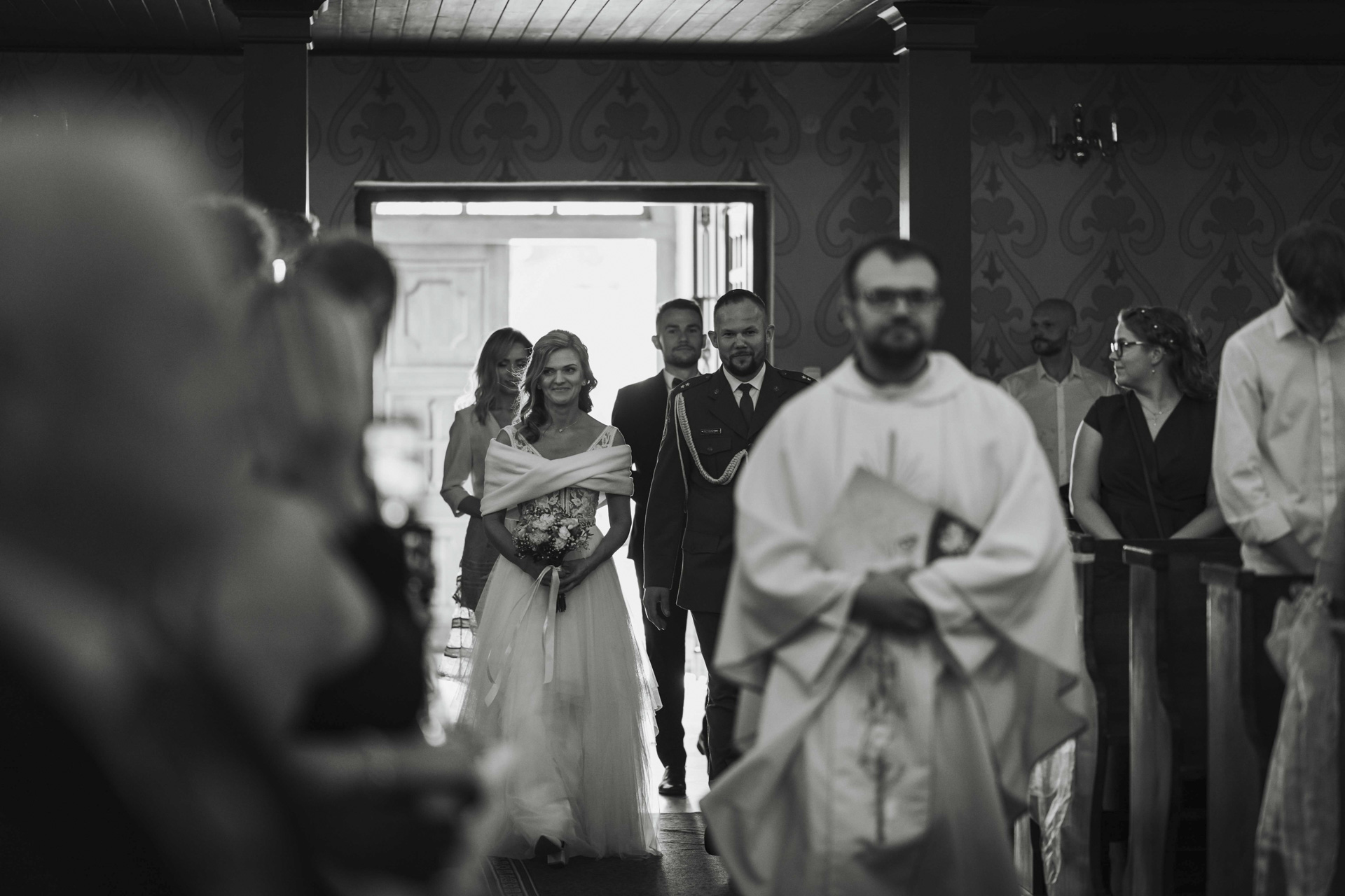 Fotografia ślubna Będzin – czarno-białe zdjęcie Michała i Ani w kościele.