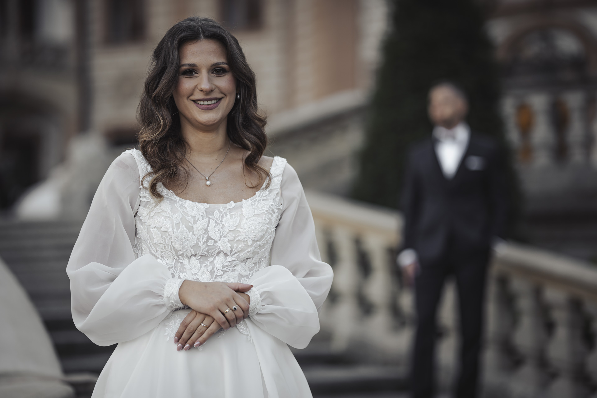 Zdjęcia ślubne z Gliwic – panna młoda Ola w eleganckiej stylizacji na schodach rezydencji.