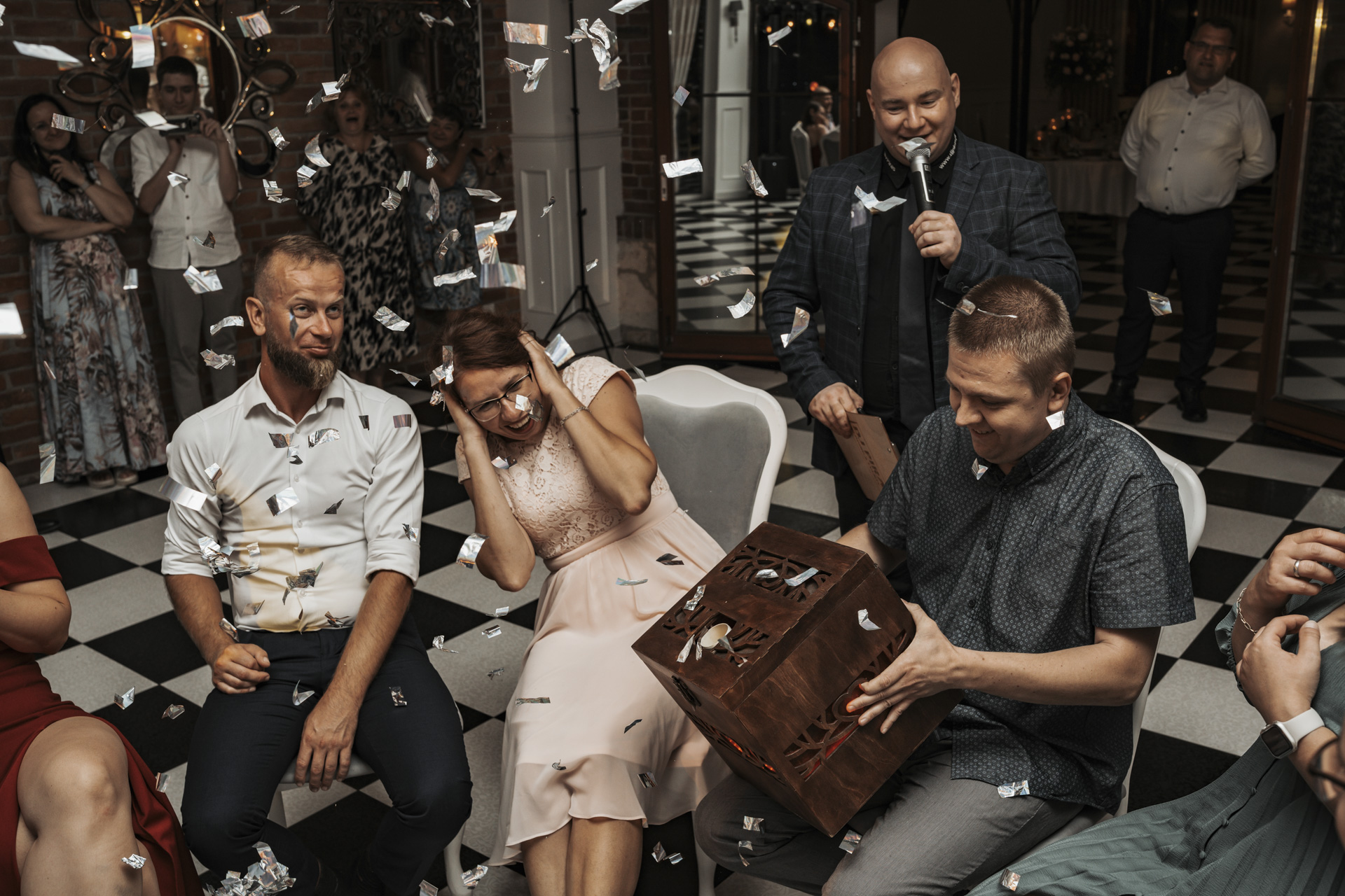 Zdjęcia ślubne Ruda Śląska – dynamiczne ujęcie z oczepin i zabawy weselnej w obiektywie fotografa.