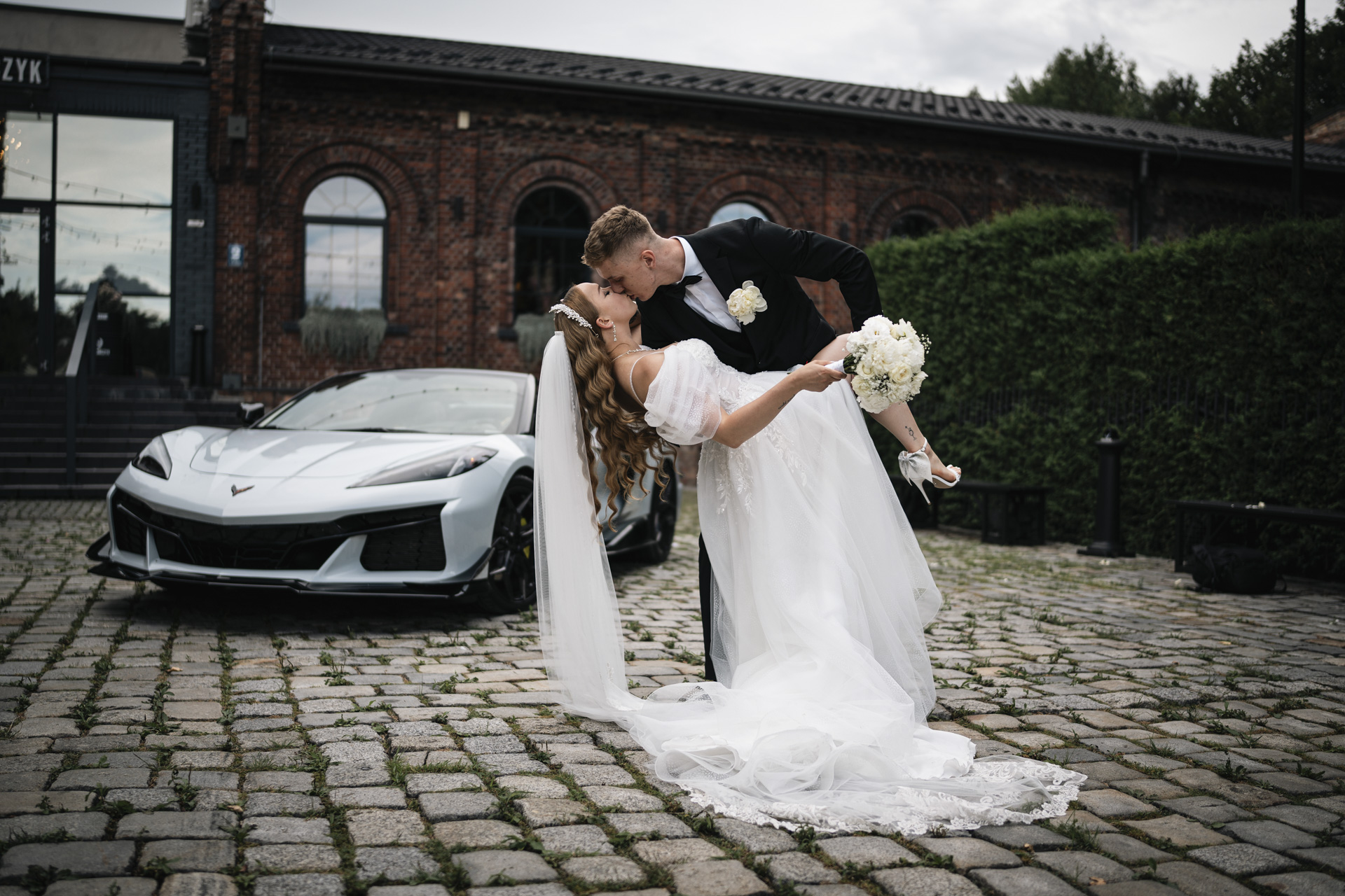 Karolina i Julian – nowoczesna sesja ślubna z luksusowym samochodem, fotograf ślubny Bytom.